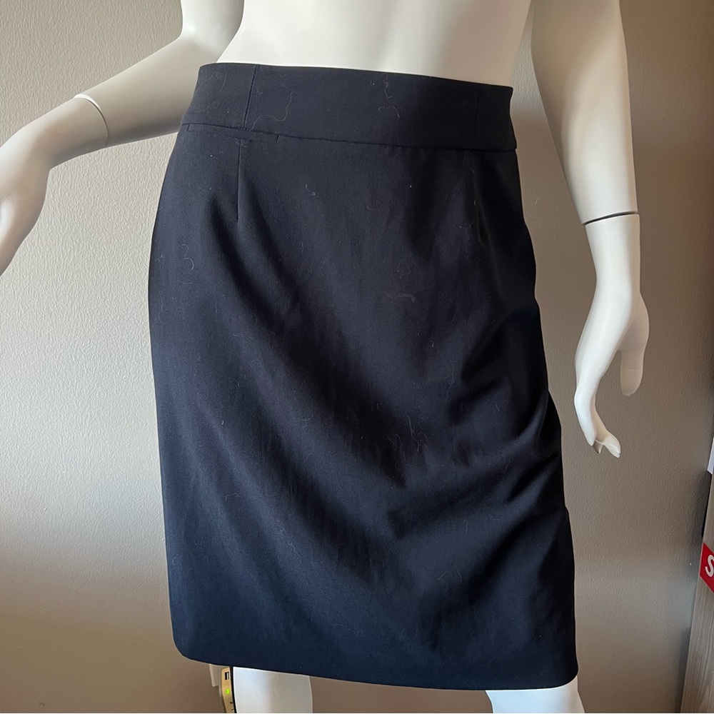 CALVIN KLEIN Sleek and sophisticated black lined pencil skirt